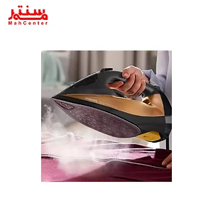 تصویر اتویی با بخار زیاد درحال اتوکردن هودی بنفش